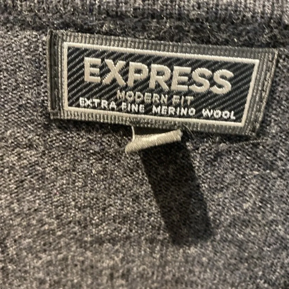Express dark gray merino wool v-neck long sleeve sweater - medium            812